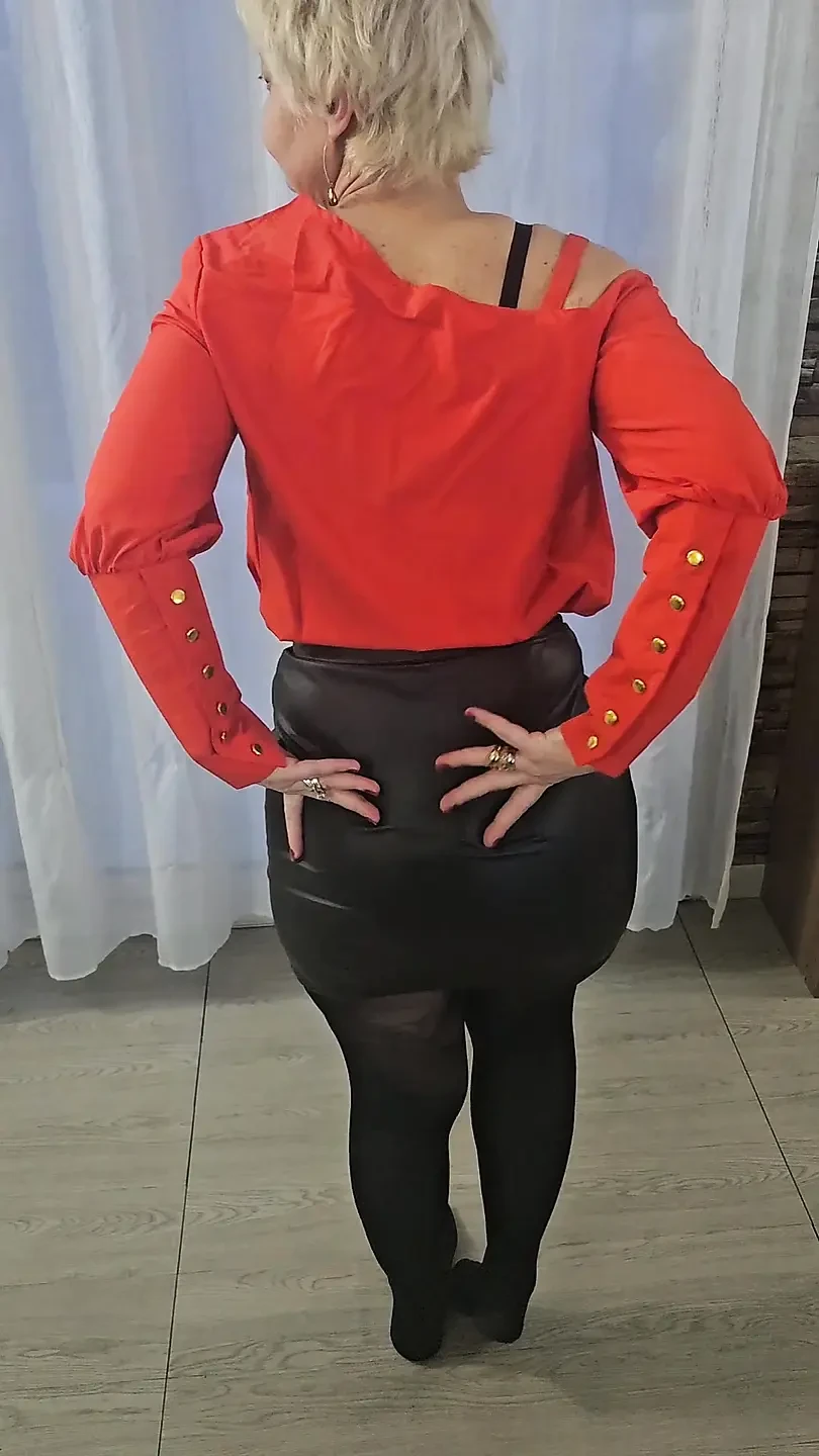 I Take off My Leather Skirt and Pantyhose to Show You My Big Ass
