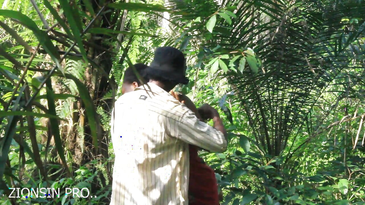 Menina africana em busca de lenha no arbusto foi fodida por um homem do arbusto