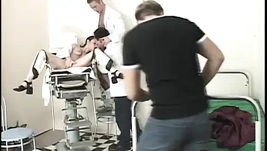 Zwei bisexuelle männliche krankenschwestern werden frech mit einem jungen schätzchen beim arzt