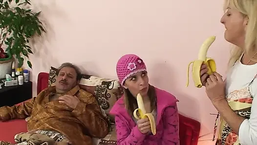 Adegan threesome yang lebih tua - 1_hairy remaja rambut pirang suka banget seks threesome sama pria dewasa