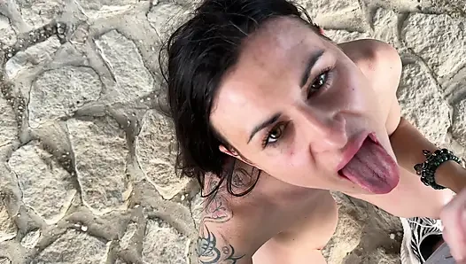 Billie Star yabancı tarafından alınıyor ve arabada sikiliyor.