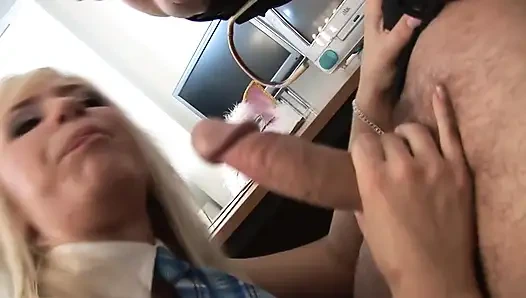 Edepsiz sarışın sürtük için sert çifte penetrasyon