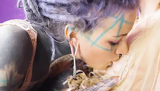 Застенчивая тинка пробует первый анал с татуированной девушкой Doxy