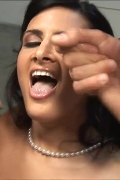 سمراء مطلقة العنان تعطي وظيفة يدوية