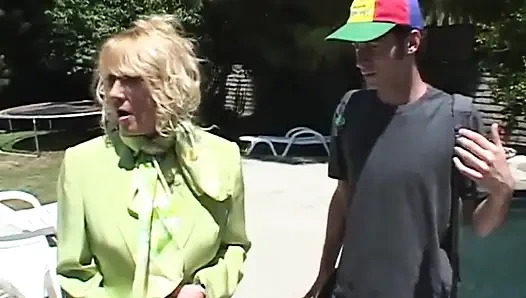 Büyük memeli sarışın amcık domalma pozisyonunda sikişiyor... ağzına boşalma