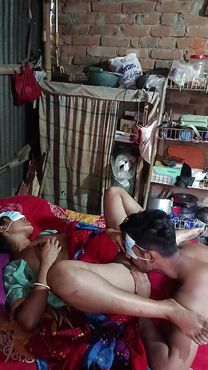 La señora está pagando el salario de su estudiante privado follándolo.