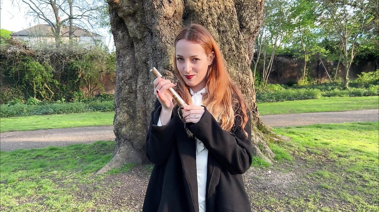 Liz Duga puši cigaru flor de Oliva na otvorenom