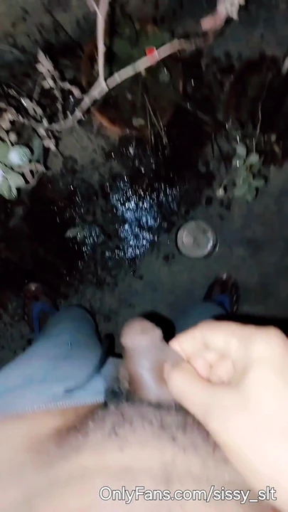 Spektakulärt ögonblick från "Micro penis sissy femboy gnugga, spela och pissa"
