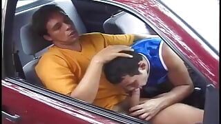 Dois gêmeos com tesão chupam seus paus peludos no carro e fodem seus cus apertados fora
