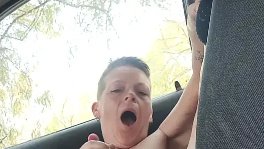 Сквиртующая игра в машине, почти запалили