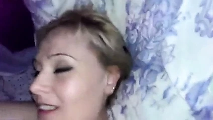 Chết tiệt tóc vàng với một hình xăm