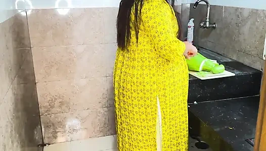 Tiba-tiba aku ngentot ibu mertuaku waktu dia lagi cutting kari di dapur - seks kasar sama desi