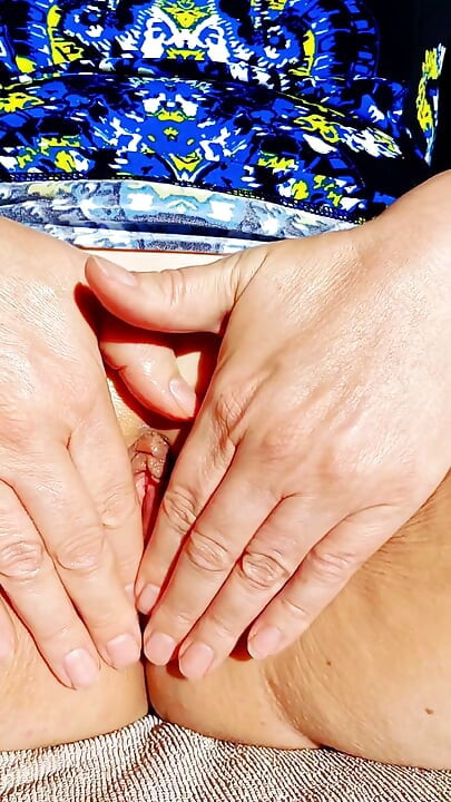 Madura excitada vibra a vulva e depois abre a cona rosada