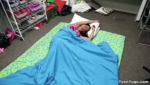 Selma suka ngocok kontol suaminya