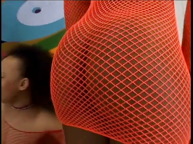 Gadis remaja kulit hitam lagi asik ngentot memeknya pakai dildo di grup seks