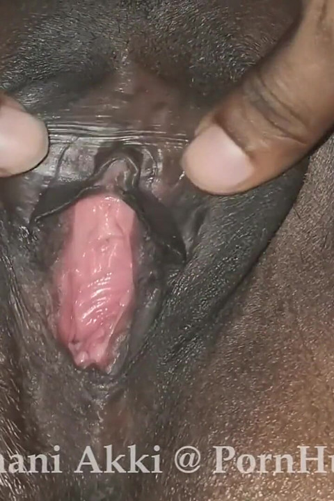 Sri Lankan Mature MILF Gets Pussy Massaged with Loud Moan