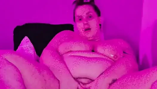 BBW spreizt ihre muschi für ihre maschine