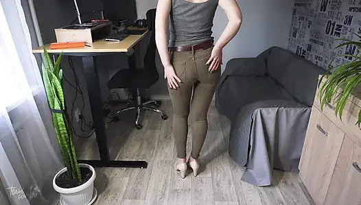 Wanita hot dengan celana jins ketat lagi asik jalan-jalan sambil menggoda cowok bercelana dalam