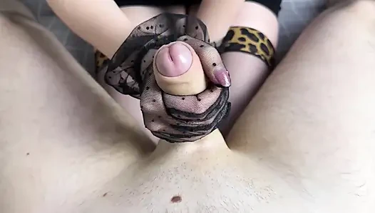 Wanita dewasa dengan rok pendek masturbasi dengan sarung tangan nilon.