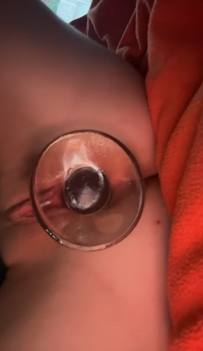 Dicker Plug gleitet in Fotze