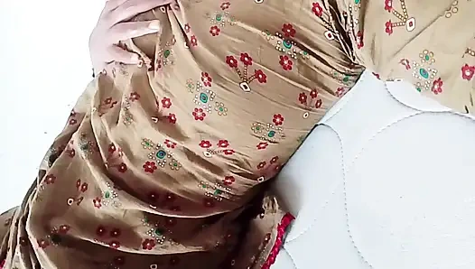 Schöne ehefrau zeigt ihre möpse und sie braucht einen großen langen schwanz