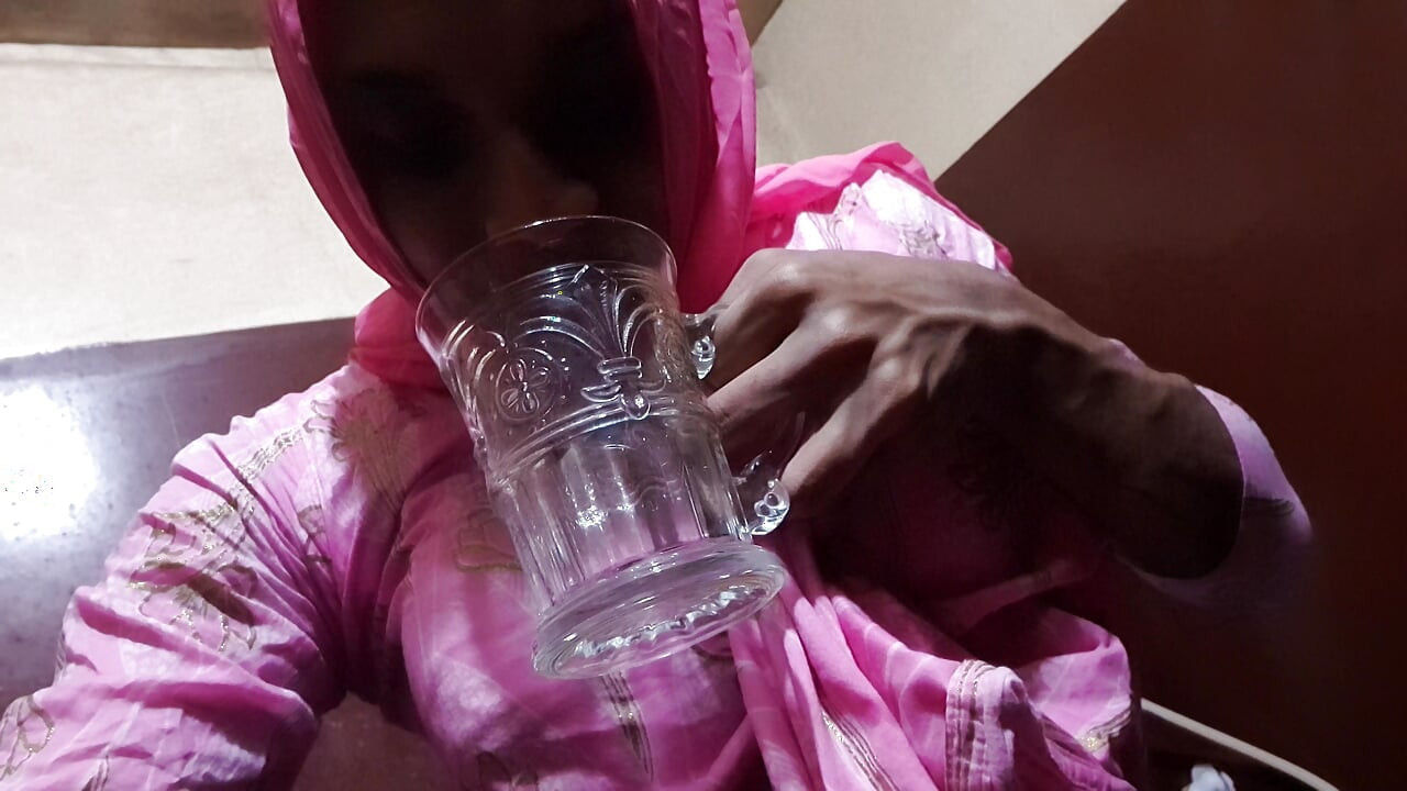 Shemale asiatică fierbinte cu hijab care se masturbează pentru mama ei