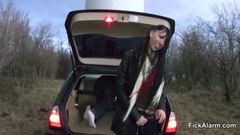 Foda ao ar livre no carro para adolescente alemã no primeiro encontro