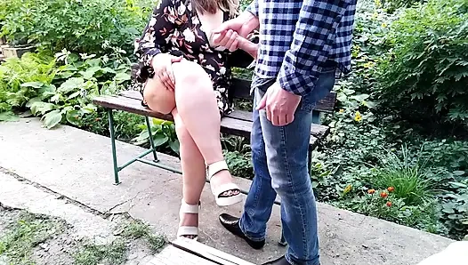 Stiefsohn kommt auf die nackten beine der stiefmutter