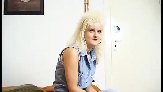 Немецкая милфа-блондинка в соло-действии