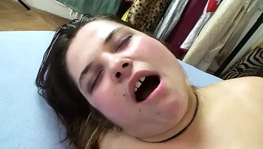 Heißes mädchen bückt sich, während ein monsterschwanz ihre enge muschi von hinten streichelt