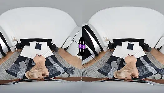 Возбужденная блондинка скачет на его члене после починки ее ноутбук - TmwVRnet