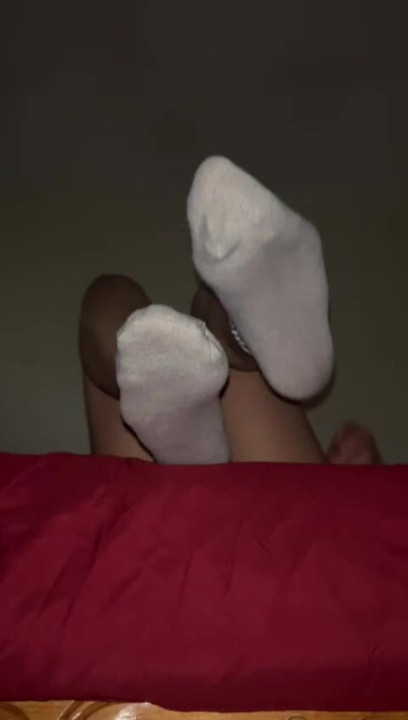 Gadis sange arab berhijab lagi asik pamer kakinya sambil pamer kakinya yang lembut