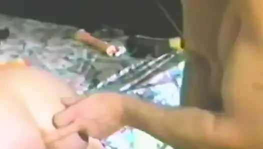 Bu amatör çiftle edepsiz dildo eğlencesi