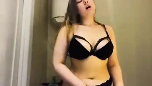 Фигуристая девушка-толстушка трахается крупным планом, так горячо