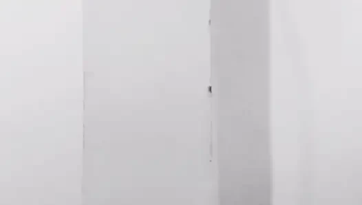 Junger mann bemerkt kamera nicht