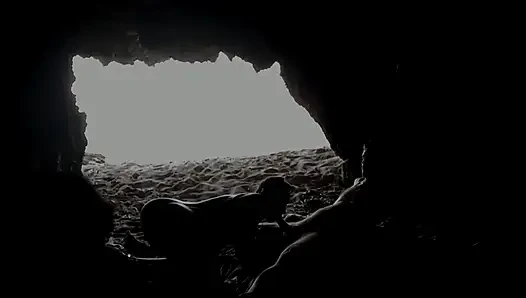Pasangan direkam di pantai, di dalam gua