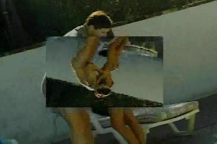 Si cantik eksotis menunggangi kontol di tepi kolam renang