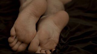 Pieprzone palce u nóg męskich wyginają się w łuk