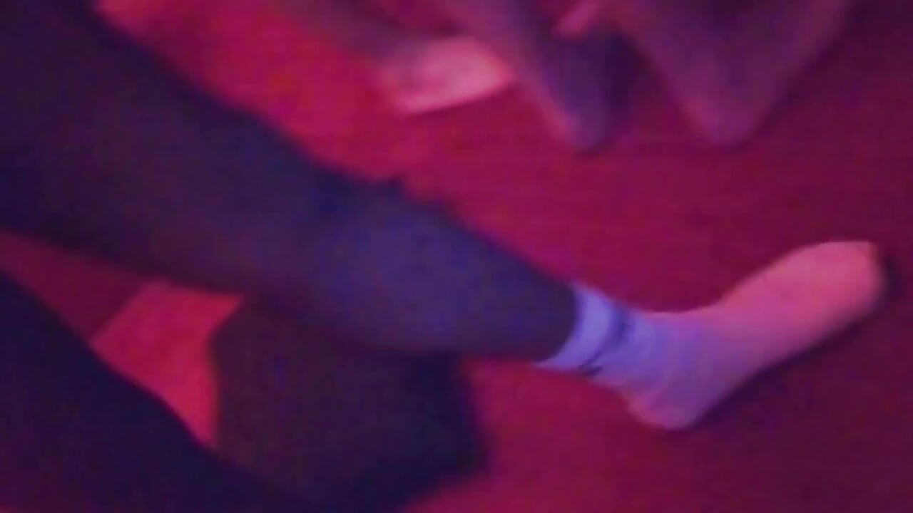 Dos zorras se acostan en grupo con un auténtico aficionado en un club