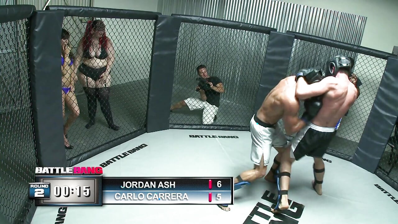 Ciężka słupowa kanapa soczystej klaczki wygląda na małą pełną twarzy