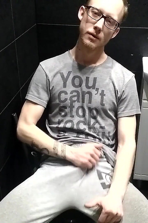 Skinny Dude i briller Onanerer på badeværelset