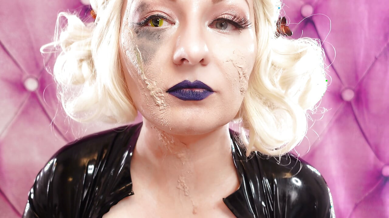 Make-up mit Narben im Prozess - mit flüssigem Latex und Baumwollwolle. (Arya grander)