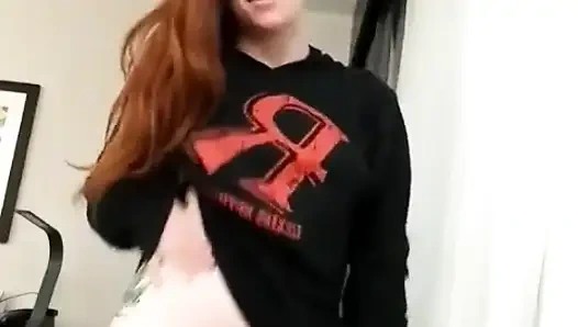 Solgun kızıl saçlı otel kanepesinde sert boşalıyor