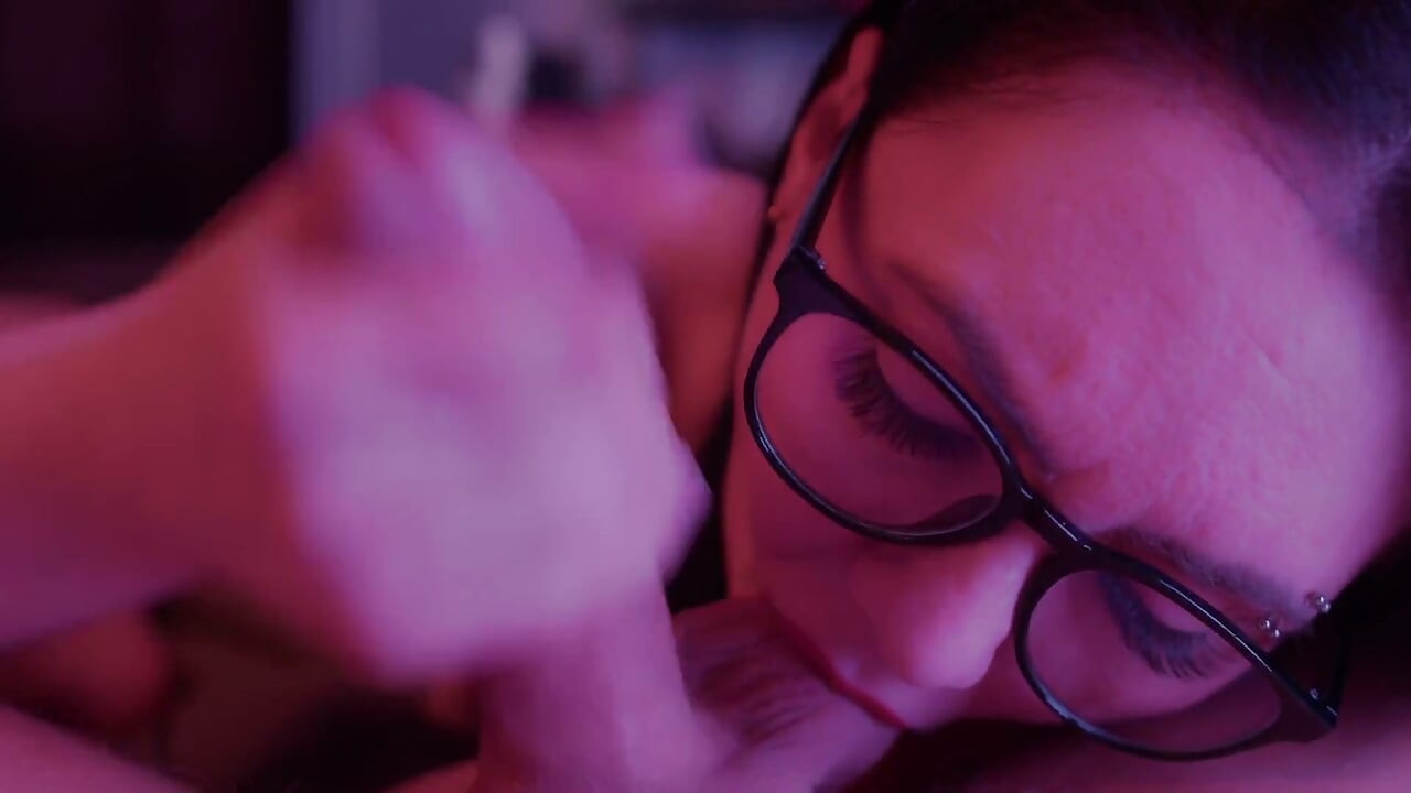 Orta yaşlı seksi kadın erkeğinin yarağını emiyor