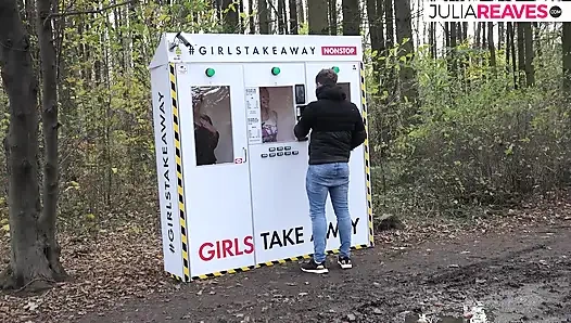 Sarışın vahşi doğada sert bir sikiş için eğiliyor