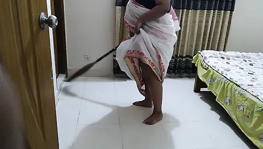 45-jähriges schönes zimmermädchen von stiefsohn beim fegen des hauses gefickt - zimmermädchen genießt es, zu ficken