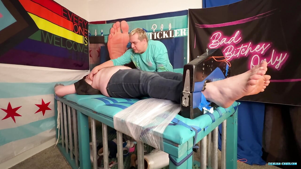 Dlakavi Ryan dobiva dobru škakljanju