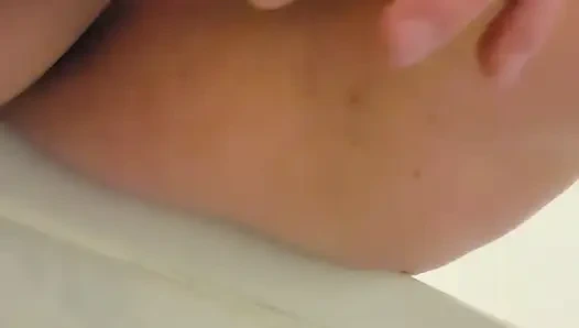 Büyük klitorisimle oynuyorum