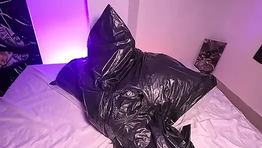 Çöp torbasındaki kız nefesiyle oynuyor