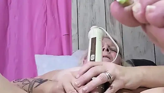 Odasında yalnız başına neler oluyor